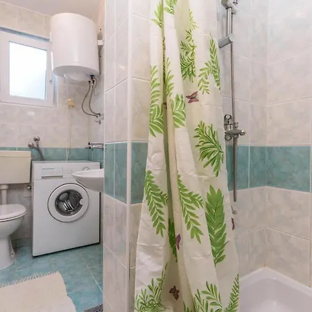 1 Bedroom Lovely In Appartamento Pakoštane