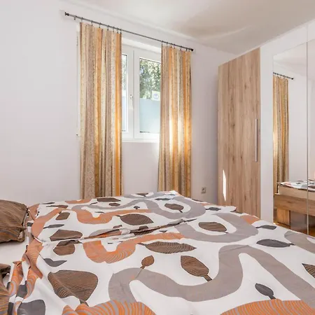 1 Bedroom Lovely In Appartamento Pakoštane
