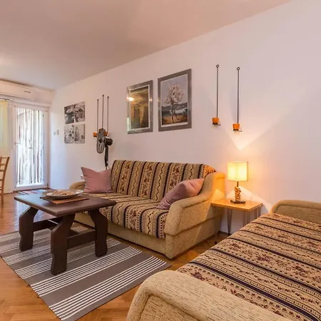 1 Bedroom Lovely In Appartamento Pakoštane